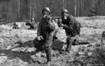Wehrmacht Luftwaffe Ausbildung mit Gasmasken und MG 34