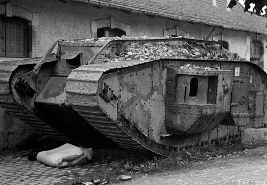 BRITISH ARMY Heavy Tank MARK IV - Booty armor of the Wehrmacht France 1940