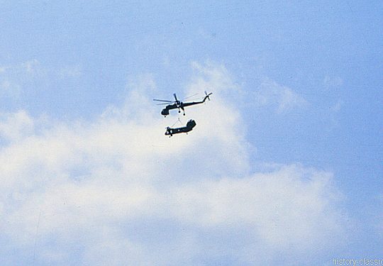 US ARMY Sikorsky CH-54A Tarhe / S-64 Skycrane & USMC Unites States Marine Corps Boeing-Vertol CH-46D - USA Vietnam-Krieg / Vietnam War