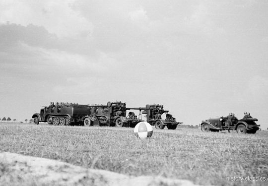 Wehrmacht Heer Sd.Kfz 7 Halbkettenfahrzeug / Mittlerer Zugkraftwagen 8 t mit Flugabwehrkanone FLAK 36/37 8,8 cm / 88 mm