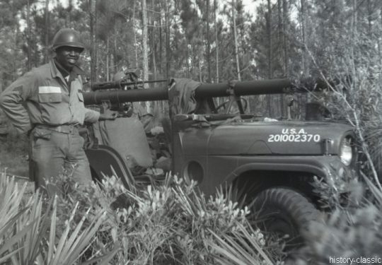 US ARMY / United States Army Geländewagen / Jeep Willys-Overland M38 with M40 106mm Recoilless Rifle