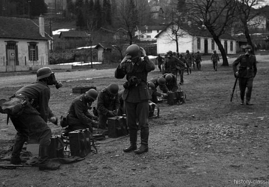 Wehrmacht Heer Ausbildung  mit Gasmasken - German Army Training / Military School with Gas Mask