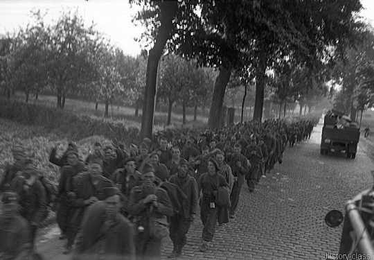 2. Weltkrieg Französische Soldaten in deutscher (Wehrmacht) Kriegsgefangenschaft / French Soldiers as POW