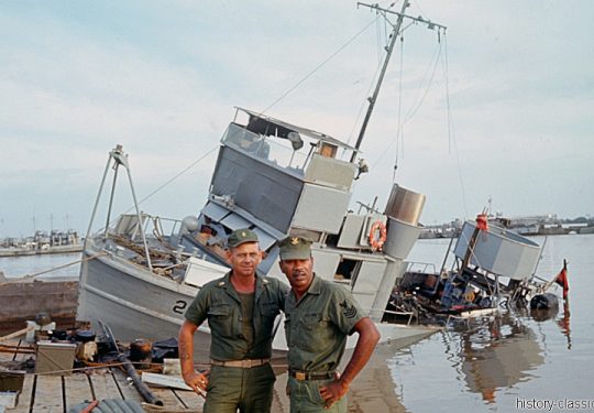 USA Vietnam-Krieg / Vietnam War - VICTIMS - MSB-22 after VC Vietcong Attack
