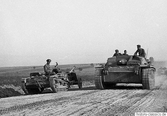 Wehrmacht Heer Sturmgeschütz III StuG III Ausf. B und Transportpanzer und Artillerieschlepper Beutefahrzeug (Frankreich) Renault UE Chenillette
