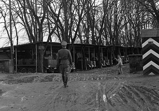 Wehrmacht Heer Sd.Kfz 7 Halbkettenfahrzeug / Mittlerer Zugkraftwagen 8 - Unterstand Frankreich