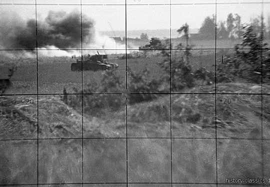 2. Weltkrieg Sowjetarmee / Rote Armee – Blick durch Scherenfernrohr SF 14 Z bei einem Panzerangriff der Roten Armee an der Ostfront