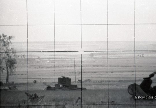 2. Weltkrieg Sowjetarmee / Rote Armee – Blick durch Scherenfernrohr SF 14 Z bei einem Panzerangriff der Roten Armee an der Ostfront