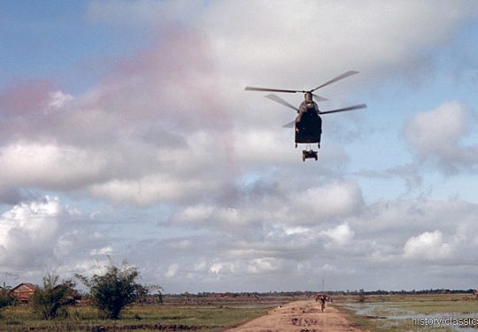 USA Vietnam-Krieg / Vietnam War - Bearcat Base - Boeing CH-47 Chinook & Bell UH-1D