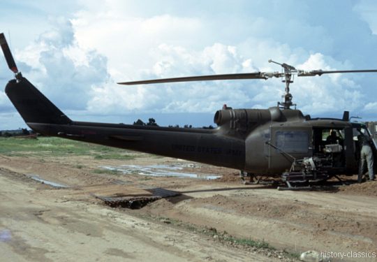 USA Vietnam-Krieg / Vietnam War - Bell UH-1C Huey Gunship - Based at Bearcat Base