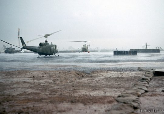 US ARMY / United States Army  BELL UH-1D - USA Vietnam-Krieg / Vietnam War - Bearcat Base