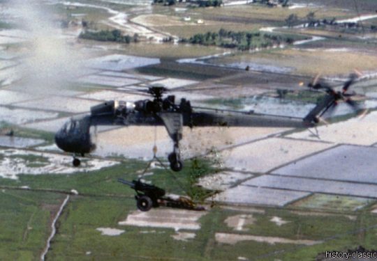 USA Vietnam-Krieg / Vietnam War - US ARMY / United States Army Sikorsky CH-54 Tarhe / S-64 Skycrane & Schwere Feldhaubitze M114 - M1 155 mm / Heavy Howitzer M114 - M1 6.1 Inch