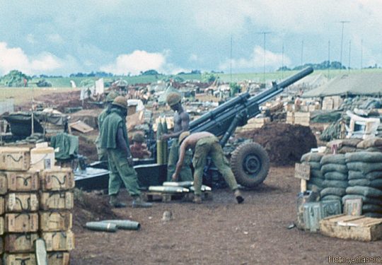 US ARMY / United States Army Leichte Feldhaubitze M102 105 mm / Leight Howitzer M102 - 4.1 Inch - Vietnam-Krieg / Vietnam War