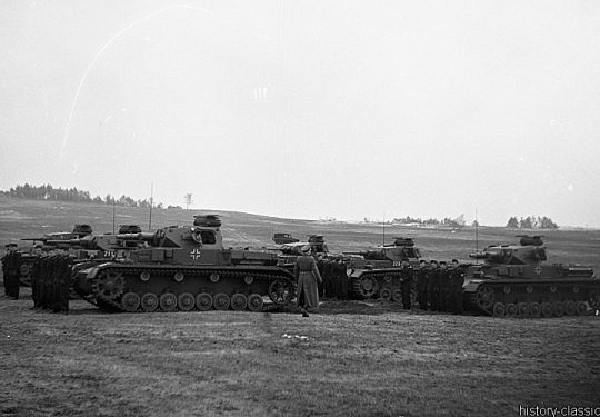 Wehrmacht Heer Panzerkampfwagen IV PzKpfw IV Panzer IV Ausf. D & Panzerkampfwagen III PzKpfw III Panzer III