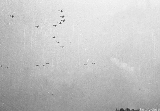 2. Weltkrieg Wehrmacht Europa – Einmarsch und Besetzung Frankreich - Blitzkrieg Junkers Ju 87 vor einem Bombenangrif