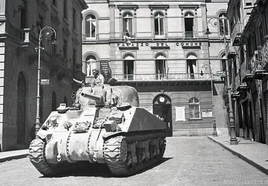 Kanadische Armee / Canadian Army Armée Canadienne - Panzer Sherman III / Tank Mk III - Süditalien / Southern Italy -  - Potenza Municipal Palace and Central Square