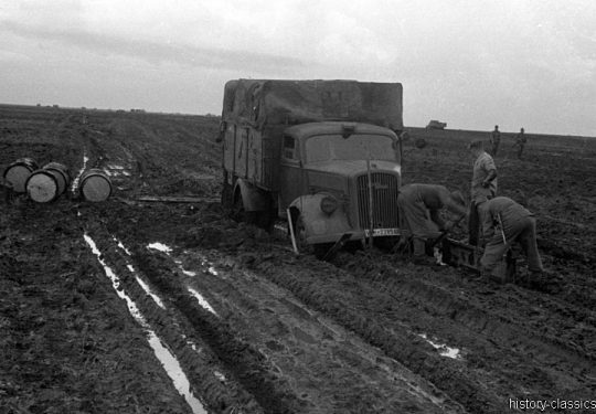 2. Weltkrieg Wehrmacht Heer – Schlammig im Niemandsland der Ostfront - Opel Blitz