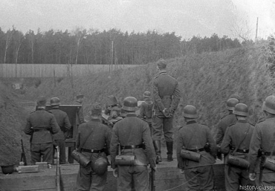 2. Weltkrieg Wehrmacht Heer – Vorbereitungen zum Marsch an die Ostfront - Gefechtsausbildung K 98 und MG 34 auf dem Schießstand