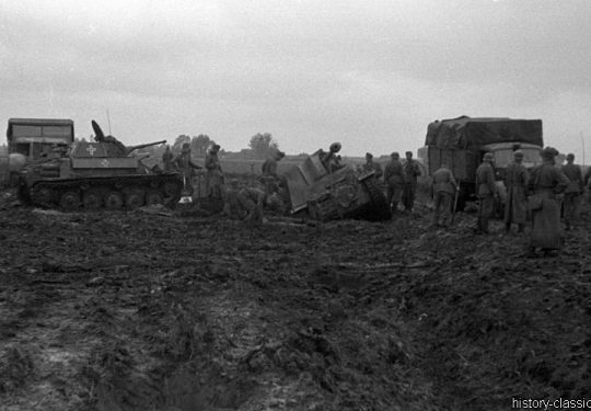 2. Weltkrieg Wehrmacht Heer – Schlammig im Niemandsland der Ostfront - Leichter Panzer Beutefahrzeug (Sowjetunion) T-70 und Panzerjäger Marder II