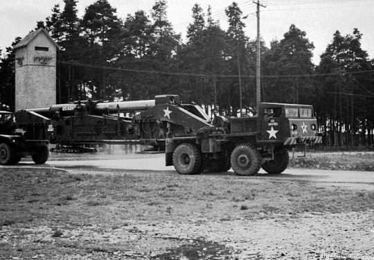 US ARMY / United States Army Atomkanone M65 280 mm / Atomic Cannon M65 11 Inch Atomic Annie - 4x4 Heavy Gun-Lifting Front Truck M249 & 4x4 Heavy Gun-Lifting Rear Truck 250