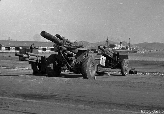US ARMY in Süd Korea 1955 Hafen Pusan Haubitze M101 105 mm und M114 155 mm - US Army in the Republic of Korea (ROK) / South Korea 1955 Pusan Harbour Howitzer M101 4.1 Inch and M114 6.1 Inch