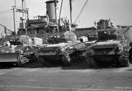 US ARMY in Süd Korea 1955 Hafen Pusan Panzer M4A3 Sherman - US Army in the Republic of Korea (ROK) / South Korea 1955 Pusan Harbour Panzer M4A3 Sherman and M4A3 with Dozer