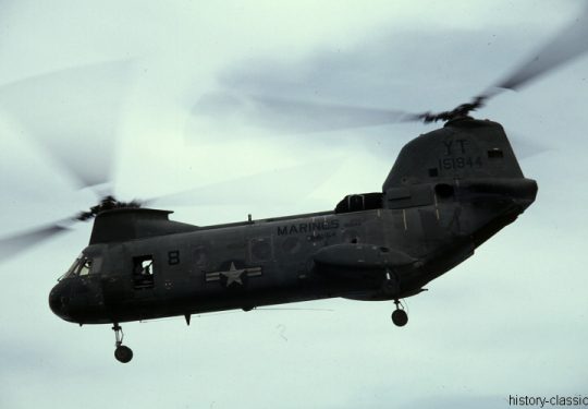 USA Vietnam-Krieg / Vietnam War - USS Repose AH-16 & USMC United States Marine Corps Boeing-Vertol CH-46A Sea Knight