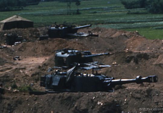 USMC United States Marine Corps Panzerhaubitze M109 155 mm / Self-Propelled Howitzer SPH M109 6.1 Inch - USA Vietnam-Krieg / Vietnam War - Hill 65