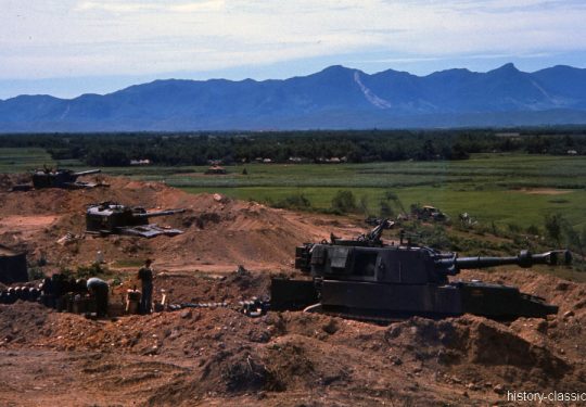 USMC United States Marine Corps Panzerhaubitze M53 155 mm / Self-Propelled Howitzer SPH M53 6.1 Inch - USA Vietnam-Krieg / Vietnam War  - Hill 65