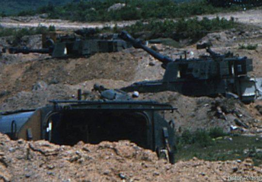 USMC United States Marine Corps Panzerhaubitze M109 155 mm / Self-Propelled Howitzer SPH M109 6.1 Inch - USA Vietnam-Krieg / Vietnam War - Hill 65