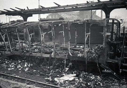 Deutsche Reichbsbahn Bahnhof (unbekannt) nach einer Bombennacht