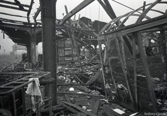 Deutsche Reichbsbahn Bahnhof (unbekannt) nach einer Bombennacht