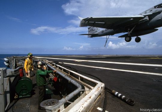 US NAVY / United States Navy Flugzeugträger Kitty-Hawk-Klasse / Aircraft Carrier Kitty-Hawk-Class - USS John F. Kennedy CV-67 - Grumman A-6E Intruder Arresting Cable