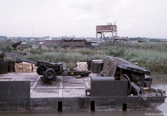 USA Vietnam-Krieg / Vietnam War - Artillery Barge Riverine & Leichte Feldhaubitze M102 105 mm / Leight Howitzer M102 - 4.1 Inch