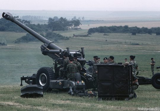 BRITISH ARMY Field Howitzer FH70 155 mm / 6.1 Inch