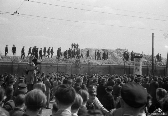 Alliierte Besatzungszone Berlin - 11. November 1945 - Einweihung des Sowjetischen Ehrenmal in Berlin Tiergarten
