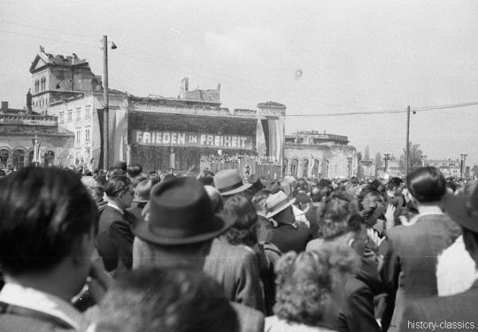 Alliierte Besatzungszone Berlin - 11. November 1945 - Einweihung des Sowjetischen Ehrenmal in Berlin Tiergarten
