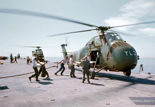 US NAVY / United States Navy Amphibious Assault Ship USS Princeton LPH-5 USMC United States Marine Corps Sikorsky HUS-1 / UH-34D / S-58 Seahorse - USA Vietnam-Krieg / Vietnam War