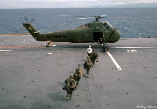 US NAVY / United States Navy Amphibious Assault Ship USS Princeton LPH-5 USMC United States Marine Corps Sikorsky HUS-1 / UH-34D / S-58 Seahorse - USA Vietnam-Krieg / Vietnam War