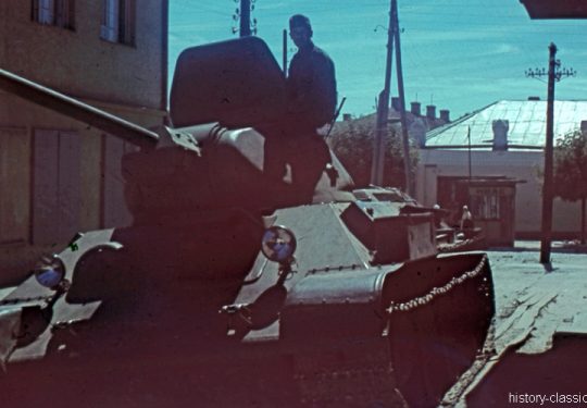 2. Weltkrieg Wehrmacht Heer – Farbfotos von der Ostfront - Erbeuteter T-34/76 1941