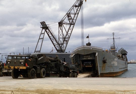 US ARMY / United States Army - 74th Field Artillery Battalion - Atomkanone M65 280 mm / Atomic Cannon M65 11 Inch Atomic Annie - 4x4 Heavy Gun-Lifting Front Truck M249 - 4x4 Heavy Gun-Lifting Rear Truck 250 - US NAVY / United States Navy LST-542 Class Landing Ship Tank LST-550