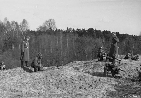 Wehrmacht Luftwaffe Ausbildung mit Gasmasken und MG 34 / German Air Force Training / Military School with Gas Mask and MG 34