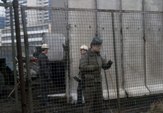 Maueransichten Berlin - Ausbau der Grenzmauer