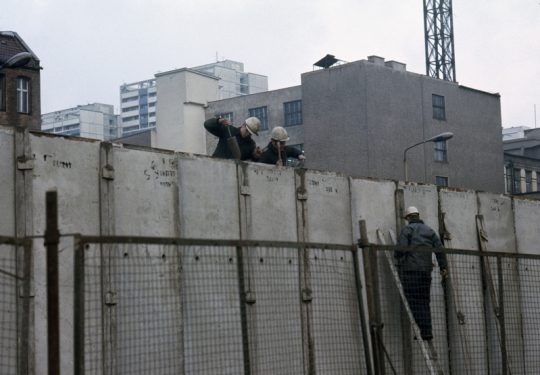Maueransichten Berlin - Ausbau der Grenzmauer