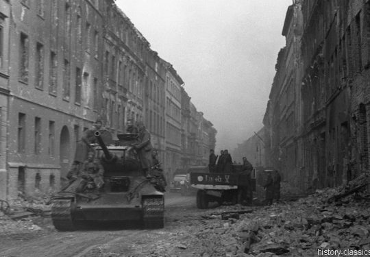 Sowjetarmee / Rote Armee T-34/85 - Berlin 29.04.1945 / Berlin 29. April 1945
