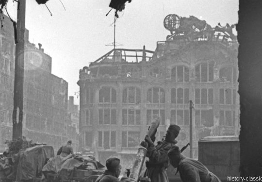 2. Weltkrieg Sowjetarmee / Rote Armee – Kampf und Schlacht um Berlin 29.04.1945 / 1. Mai 1945 - Kaufhaus Hermann Tietz / HERTIE - Mörser 120 mm