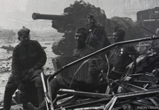 2. Weltkrieg Sowjetarmee / Rote Armee – Kampf und Schlacht um Berlin 30.04.1945 / 30. April 1945 - 203-mm-Haubitze M1931 B-4