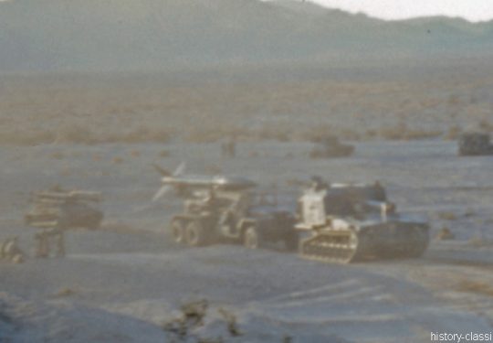USMC United States Marine Corps leichtes Panzerabwehrfahrzeug / Light Armored Tracked Anti-Tank Vehicle M50 Ontos und Kurzstreckenrakete / Surface to Surface Missile MGR-1 Honest John und Panzerhaubitze M55 203 mm / Self-Propelled Howitzer SPH M55 8 Inch