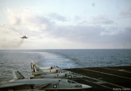 US NAVY / United States Navy McDonnell Douglas F-4B Phantom II - USS America CV-66