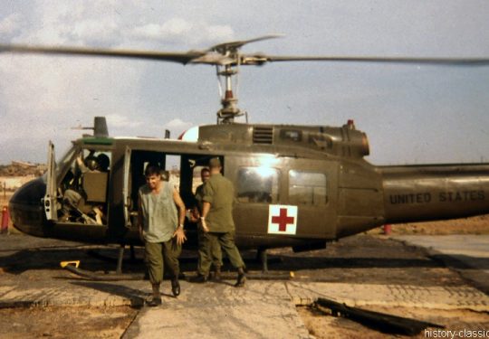 USA Vietnam-Krieg / Vietnam War - 12th Evacuation Hospital Cu Chi - Heilpad with Bell UH-1D